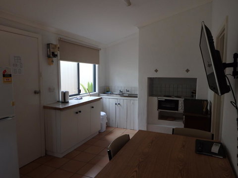 Lazy Lobster Holiday Units & Chalets - Tourism Noosa 16