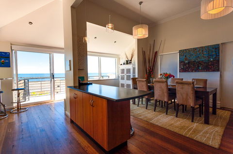 Cottesloe Beach House I - Tourism Noosa 12