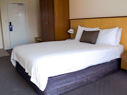 Ocean Beach Hotel - Tourism Noosa 2