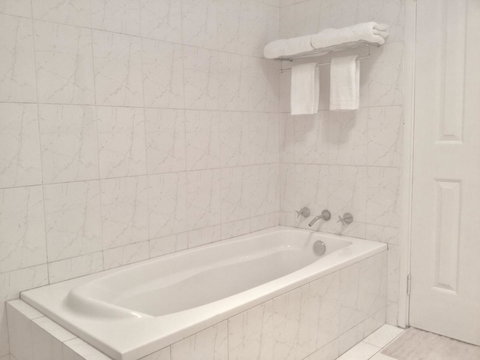 Perth Lake Side Lodge - Tourism Noosa 13