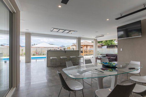 Epsom On Swan Bed & Breakfast - Tourism Noosa 4