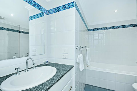 On The Beach Getaway - Tourism Noosa 7