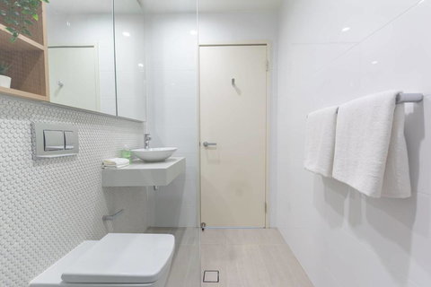 Japanese Style Waterfront Apt Wt Rooftop Pool - Tourism Noosa 5