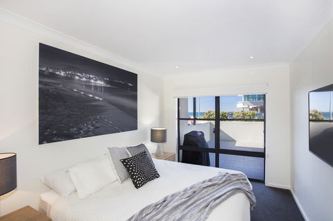 Beachfront 2 - Tourism Noosa 12