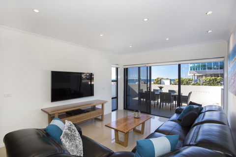 Beachfront 2 - Tourism Noosa 3