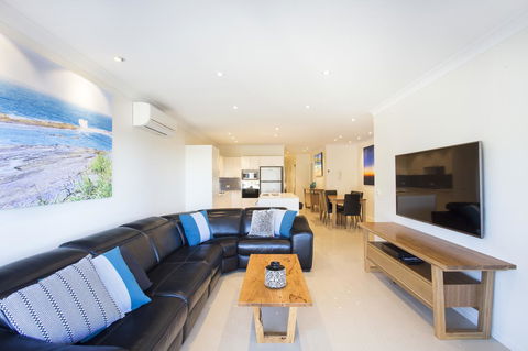 Beachfront 2 - Tourism Noosa 9