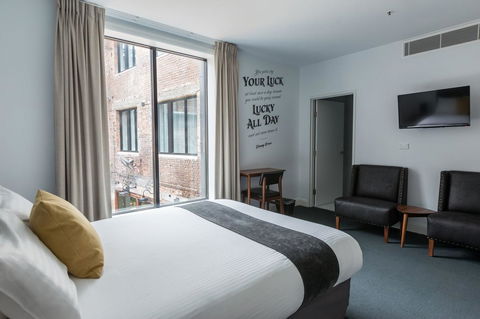 The Lucky Hotel - Tourism Noosa 2