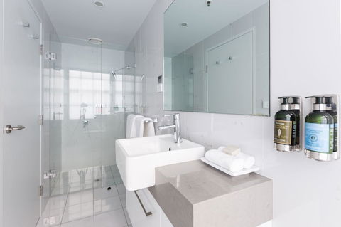 The Lucky Hotel - Tourism Noosa 4