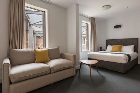 The Lucky Hotel - Tourism Noosa 18