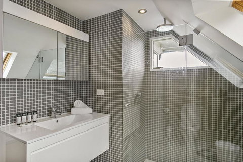 Summery, Spacious 4 Bed Home In Kurraba Point - Tourism Noosa 9