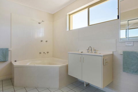 Baywatch Apartments Merimbula - Tourism Noosa 16