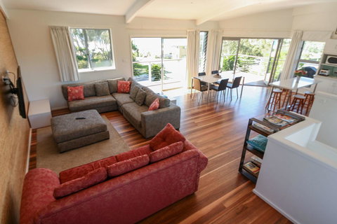 Valla's Beach House - Tourism Noosa 9