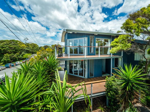 Valla's Beach House - Tourism Noosa 6