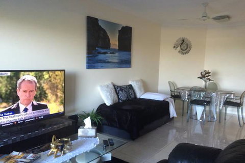 Nomikis\'On The Avenue - Tourism Noosa 18