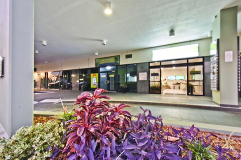 Nomikis\'On The Avenue - Tourism Noosa 19