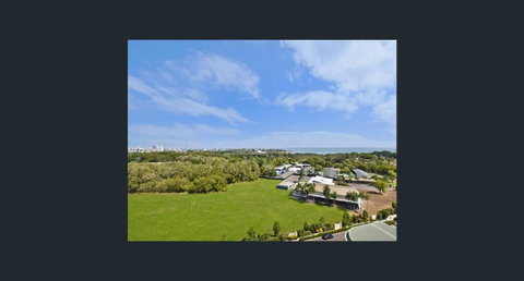 Nomikis\'On The Avenue - Tourism Noosa 0