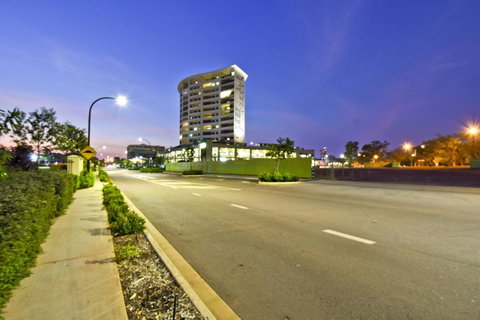 Nomikis\'On The Avenue - Tourism Noosa 10