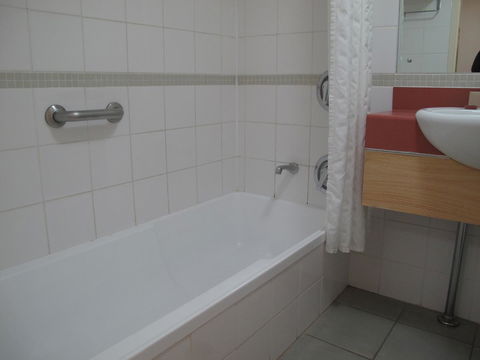 Crowne Plaza Alice Springs Lasseters, An IHG Hotel - Tourism Noosa 5