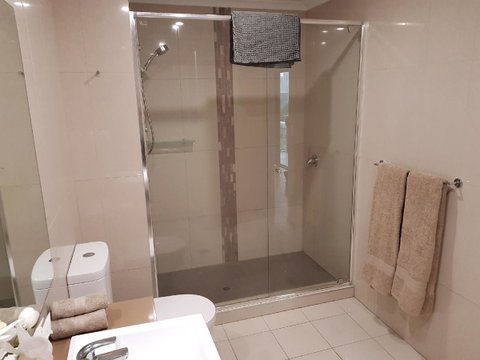 Darwin-Ocean Views, Tropical Getaway, Pool & Aircon - Tourism Noosa 15