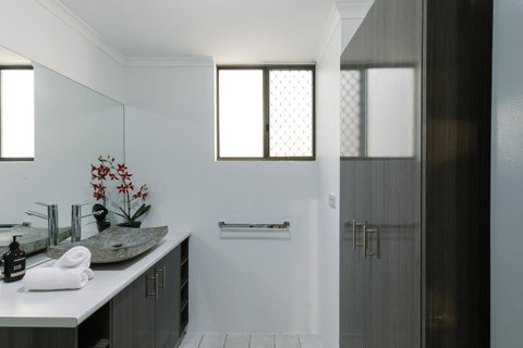 CitySide Apartment - 2 Bedroom With Private Courtyard - Tourism Noosa 21