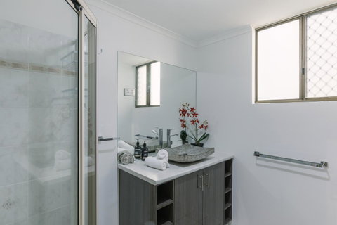 CitySide Apartment - 2 Bedroom With Private Courtyard - Tourism Noosa 16