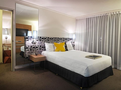 QT Canberra - Tourism Noosa 8