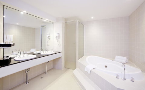 Crowne Plaza Canberra, An IHG Hotel - Tourism Noosa 20