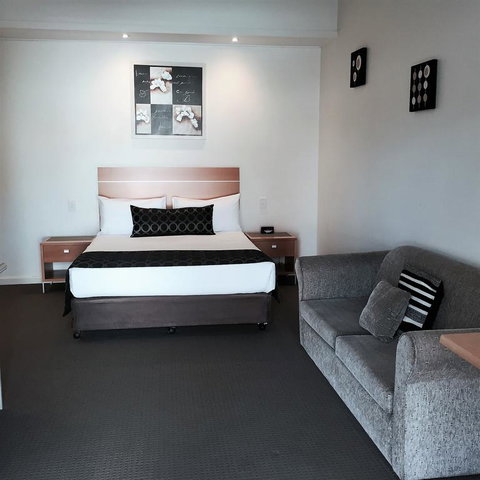 Burkes Hotel Motel - Tourism Noosa 3