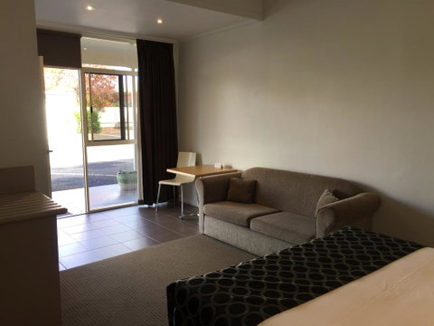 Burkes Hotel Motel - Tourism Noosa 2