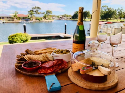 Canal Elegance In Yunderup - Tourism Noosa 1