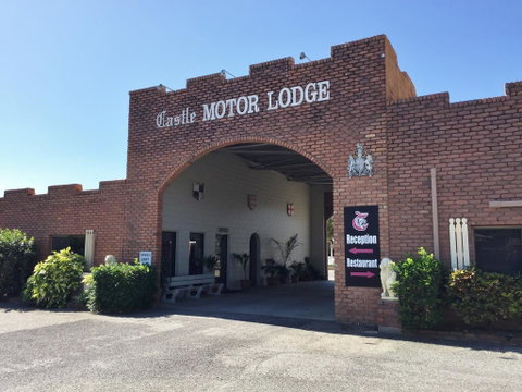Castle Motor Lodge - Tourism Noosa 0
