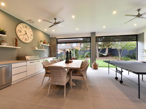 Caves Luxury Beachside Escape - Literally Across The Road From Surf Club - Tourism Noosa 2