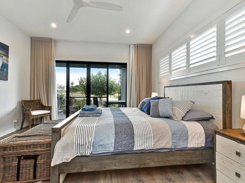 Caves Luxury Beachside Escape - Literally Across The Road From Surf Club - Tourism Noosa 3