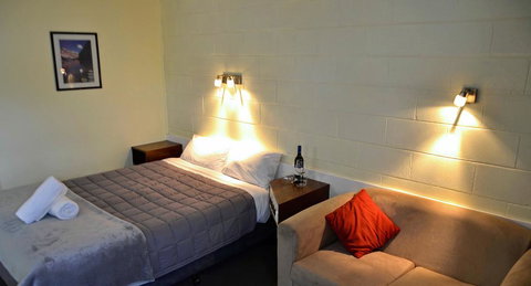 Charles Sturt Motor Inn - Tourism Noosa 0