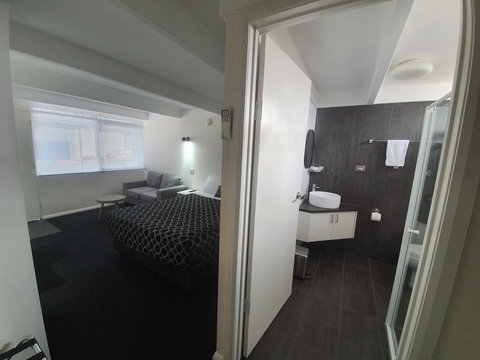 Charles Sturt Motor Inn - Tourism Noosa 3