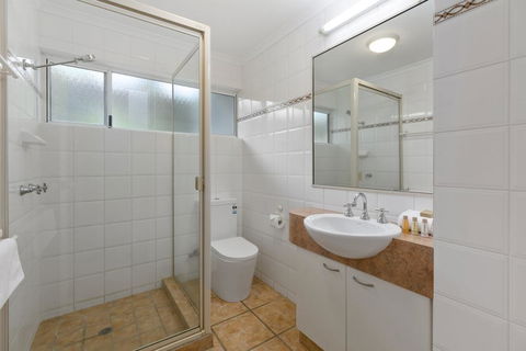Charming Noosa Heads Apartment, Laguna Bay Views - Unit 6 Taralla 18 Edgar Bennett Avenue - Tourism Noosa 3