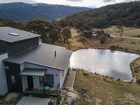 Chloe's Chalet - Tourism Noosa 0