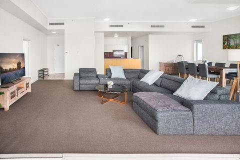 City-Centre Apartment With River Views And Balcony - Tourism Noosa 0