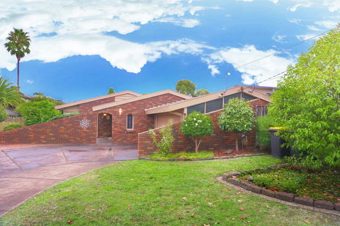 Classic Double Brick Garden House - Tourism Noosa 0