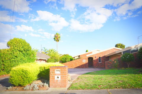 Classic Double Brick Garden House - Tourism Noosa 1