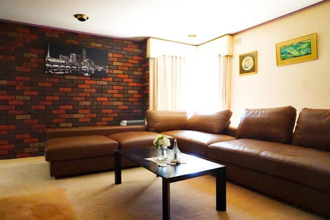 Classic Double Brick Garden House - Tourism Noosa 3