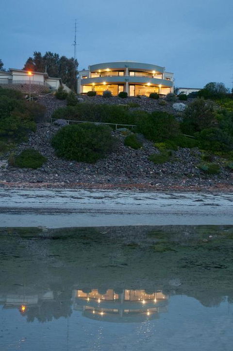 Cliff House Beachfront Villas - Tourism Noosa 3