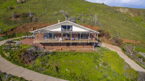 Cliffs End Beach Shack - 105 Gold Coast Drive, Carrickalinga - Tourism Noosa 3