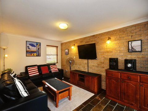 Close To The Main Surf Beach - Tourism Noosa 0