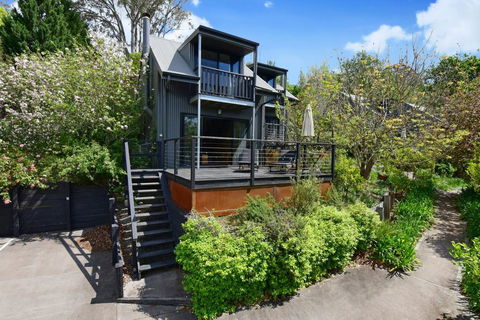 Cloudsong Chalet 1 - Close To The Village Centre! - Tourism Noosa 0