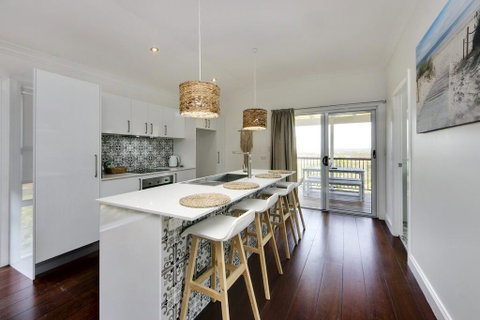 Coastal Hideaway - Tourism Noosa 1