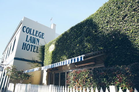 College Lawn Hotel - Tourism Noosa 1