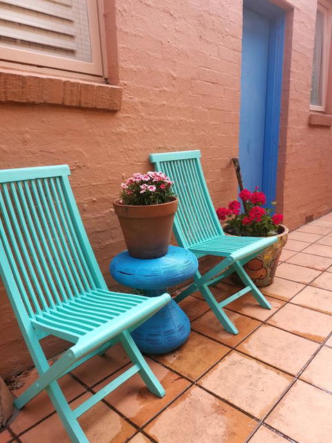 Colourful Creative Artist House Glen Waverley - Tourism Noosa 3