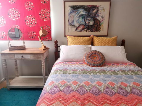 Colourful Creative Artist House Glen Waverley - Tourism Noosa 2
