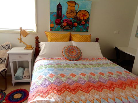 Colourful Creative Artist House Glen Waverley - Tourism Noosa 0